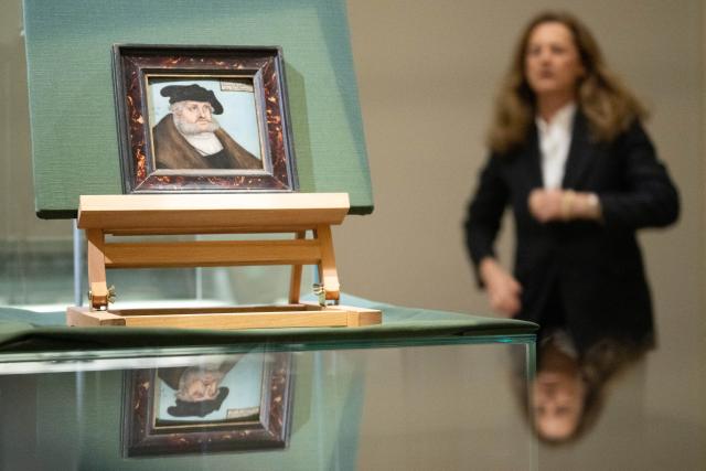 26 March 2026, Saxony, Dresden: The portrait of Elector Frederick the Wise by Lucas Cranach the Elder and his workshop is displayed in a glass case during a press conference at the Dresden State Art Collections (SKD). The postcard-sized portrait had been considered lost since the end of World War II. Photo: Sebastian Kahnert/dpa - ACHTUNG: Nur zur redaktionellen Verwendung im Zusammenhang mit der aktuellen Berichterstattung und nur mit vollständiger Nennung des vorstehenden Credits