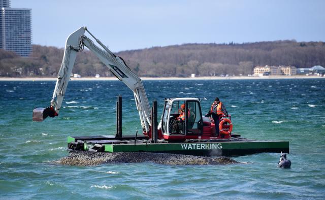 26 March 2026, Schleswig-Holstein, Timmendorfer Strand: A dredger works on freeing a stranded whale in the Baltic Sea. Experts are once again trying to free the humpback whale stuck off Timmendorfer Strand. Photo: Daniel Bockwoldt/dpa