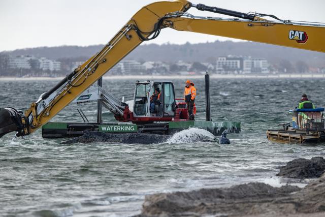 26 March 2026, Schleswig-Holstein, Timmendorfer Strand: A dredger works on freeing a stranded whale in the Baltic Sea. Experts are once again trying to free the humpback whale stuck off Timmendorfer Strand. Photo: Ulrich Perrey/dpa