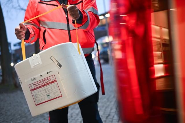 ILLUSTRATION - 21 January 2025, Berlin: A Malteser employee places a cooler for organ donation into a van. Photo: Sebastian Gollnow/dpa