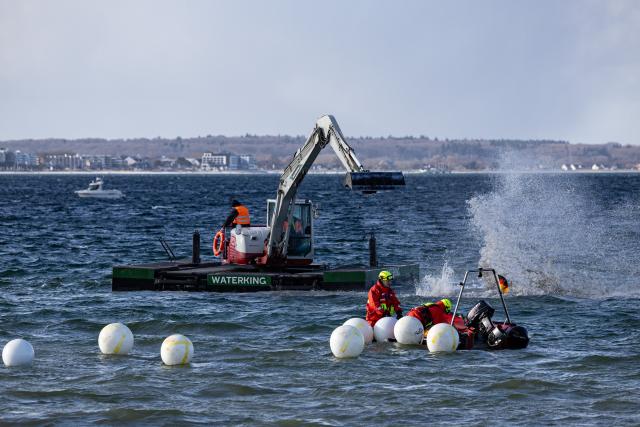 26 March 2026, Schleswig-Holstein, Timmendorfer Strand: A dredger works on freeing a stranded whale in the Baltic Sea. Experts are once again trying to free the humpback whale stuck off Timmendorfer Strand. Photo: Ulrich Perrey/dpa