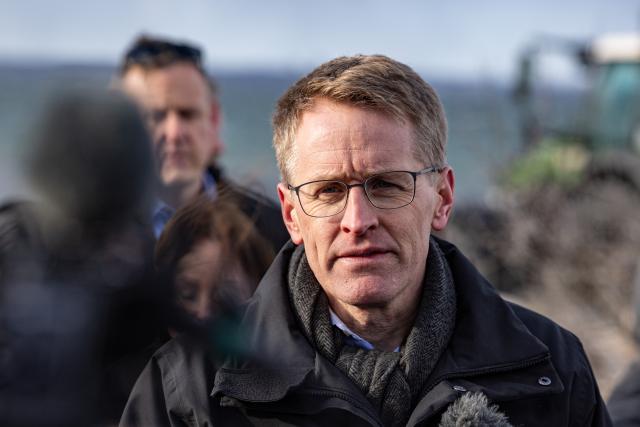 26 March 2026, Schleswig-Holstein, Timmendorfer Strand: Daniel Guenther, Minister President of Schleswig Holstein, visits the rescue work near the stranded humpback whale in the Baltic Sea. Experts are once again trying to free the humpback whale stuck off Timmendorfer Strand. Photo: Ulrich Perrey/dpa