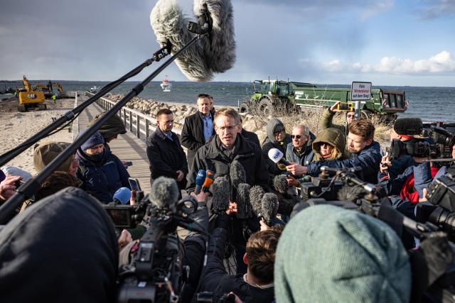 26 March 2026, Schleswig-Holstein, Timmendorfer Strand: Daniel Guenther, Minister President of Schleswig Holstein, visits the rescue work near the stranded humpback whale in the Baltic Sea. Experts are once again trying to free the humpback whale stuck off Timmendorfer Strand. Photo: Ulrich Perrey/dpa