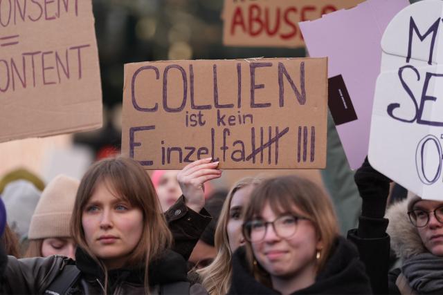 26 March 2026, Hamburg: People hold up signs at Town Hall Square during a demonstration against sexual violence targeting women. Photo: Marcus Brandt/dpa