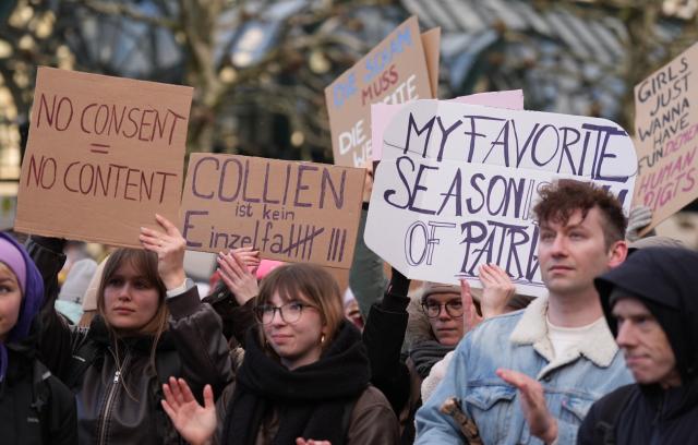 26 March 2026, Hamburg: People hold up signs at Town Hall Square during a demonstration against sexual violence targeting women. Photo: Marcus Brandt/dpa