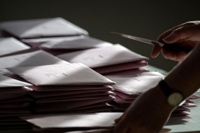 FILED - 08 March 2026, Bavaria, Untermerzbach: An election worker prepares mail-in ballots for counting. Photo: Pia Bayer/dpa