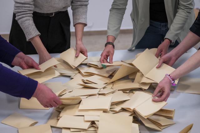 FILED - 22 March 2026, Bavaria, Bamberg: Election workers prepate ballots for counting. Photo: Daniel Vogl/dpa