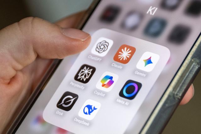 ILLUSTRATION - 22 October 2025, Mecklenburg-Western Pomerania, Schwerin: A smartphone screen shows several AI applications, including ChatGPT, Claude, Gemini, Perplexity, Microsoft Copilot, Meta AI, Grok, and DeepSeek. Artificial intelligence applications tend to tell users what they want to hear and validate their actions excessively, according to a study by researchers at two US universities. Photo: Philip Dulian/dpa