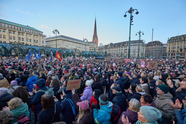 26 March 2026, Hamburg: A large number of participants gather at Rathausmarkt for a demonstration against sexual violence targeting women. Photo: Georg Wendt/dpa