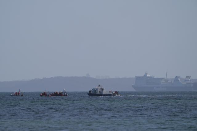 27 March 2026, Schleswig-Holstein, Timmendorfer Strand: The humpback whale swims in the Baltic Sea accompanied by inflatable boats. The whale stranded in the Baltic Sea off Niendorf has apparently freed itself. The animal was no longer visible in the early morning. Photo: Marcus Brandt/dpa