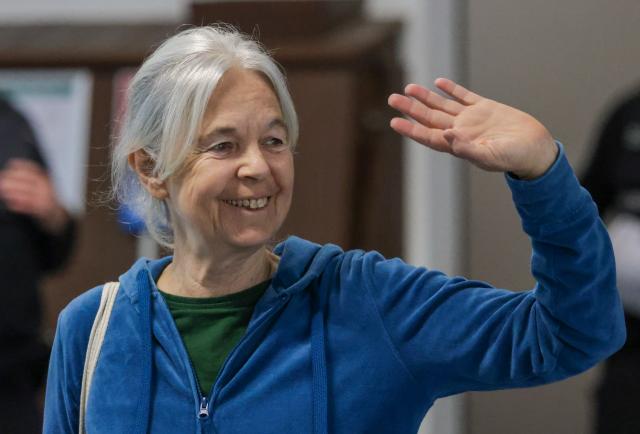FILED - 10 March 2026, Lower Saxony, Verden: Defendant Daniela Klette waves to the audience as she enters the courtroom for the continuation of the trial at Verden District Court. The investigators accuse Daniela Klette of attempted murder and 13 robberies. Photo: Focke Strangmann/dpa Pool/dpa