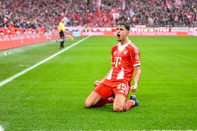 FILED - 21 February 2026, Bavaria, Munich: Bayern Munich's Aleksandar Pavlovic celebrates scoring his side's first goal during the German Bundesliga soccer match between Bayern Munich and Eintracht Frankfurt at Allianz Arena. Pavlovic has returned to training after a short lay-off due to a hip problem, the Bundesliga champions and leaders said on Friday. Photo: Harry Langer/dpa - WICHTIGER HINWEIS: Gemäß den Vorgaben der DFL Deutsche Fußball Liga bzw. des DFB Deutscher Fußball-Bund ist es untersagt, in dem Stadion und/oder vom Spiel angefertigte Fotoaufnahmen in Form von Sequenzbildern und/oder videoähnlichen Fotostrecken zu verwerten bzw. verwerten zu lassen.