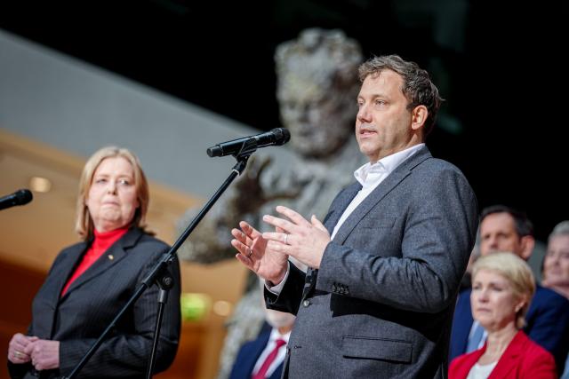 27 March 2026, Berlin: Baerbel Bas (L), Germany's Minister of Labor and Social Affairs and Social Democratic Party (SPD) Party Chair, and Lars Klingbeil, Germany's Minister of Finance, Vice Chancellor, and SPD Federal Chair, hold a press conference in front of the SPD Executive Committee at the Willy-Brandt-Haus following a special meeting on the party's reform agenda. Photo: Kay Nietfeld/dpa