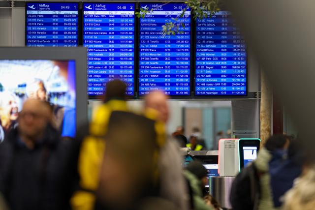 28 March 2026, North Rhine-Westphalia, Duesseldorf: The scheduled departures for Saturday morning are listed on an LED display, at the start of the Easter break in North Rhine-Westphalia. Photo: Christoph Reichwein/dpa