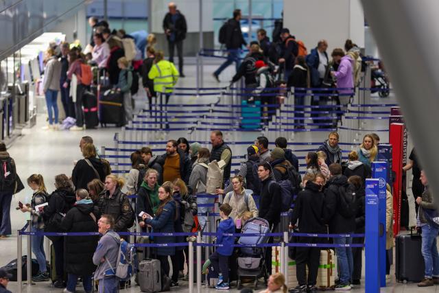 28 March 2026, North Rhine-Westphalia, Duesseldorf: Travelers stand in long lines in front of the counters, at the start of the Easter break in North Rhine-Westphalia. Photo: Christoph Reichwein/dpa