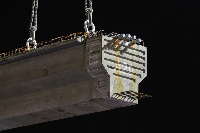 28 March 2026, North Rhine-Westphalia, Oberhausen: A prefabricated component measuring 41 meters in length is lifted from a heavy-duty transport vehicle and positioned correctly using several cranes. Photo: Christoph Reichwein/dpa