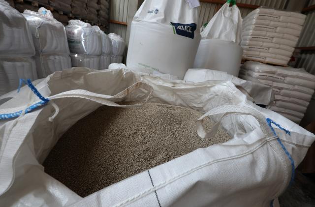 FILED - 18 March 2026, Bavaria, Rain Am Lech: Fertilizers are stored in a hall on the premises of a BayWa branch. Photo: Karl-Josef Hildenbrand/dpa