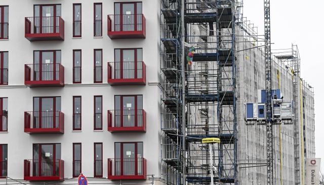 FILED - 14 January 2026, Berlin: Work is being carried out on the facade of a social housing apartment building currently under construction. Photo: Jens Kalaene/dpa