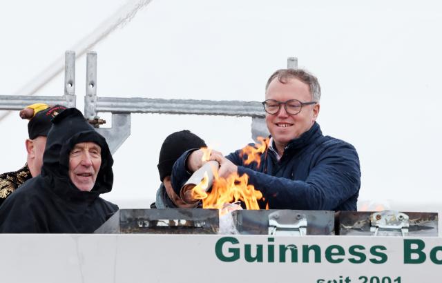 28 March 2026, Thuringia, Muehlhausen: Minister President of Thuringia Mario Voigt (R) symbolically lights a grill at the opening of bratwurst season with the "Rostkultur" festival on the grounds of the Thuringian Bratwurst Museum. Photo: Bodo Schackow/dpa