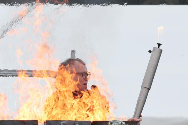 28 March 2026, Thuringia, Muehlhausen: Minister President of Thuringia Mario Voigt (R) symbolically lights a grill at the opening of bratwurst season with the "Rostkultur" festival on the grounds of the Thuringian Bratwurst Museum. Photo: Bodo Schackow/dpa