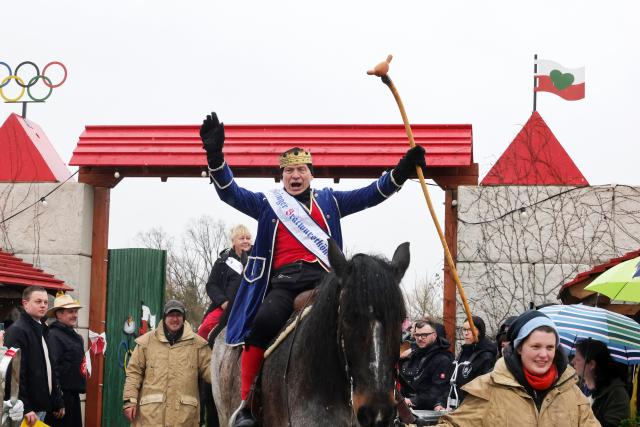 28 March 2026, Thuringia, Muehlhausen: Bratwurst King Norbert the First rides a horse to open the bratwurst season with the "Rostkultur" festival on the grounds of the Thuringian Bratwurst Museum. Photo: Bodo Schackow/dpa