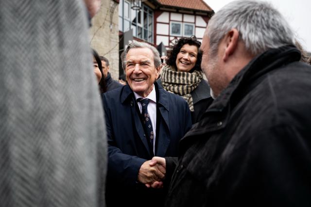 28 March 2026, Thuringia, Meiningen: Former German Chancellor Gerhard Schroeder welcomes State Secretary for Science and Culture Prof Dr Steffen Teichert during the unveiling of a two-meter-tall statue of Duke Georg II of Saxe-Meiningen, known as the "Theater Duke", which created by the painter, sculptor, and poet Markus Luepertz. Photo: Jacob Schröter/dpa