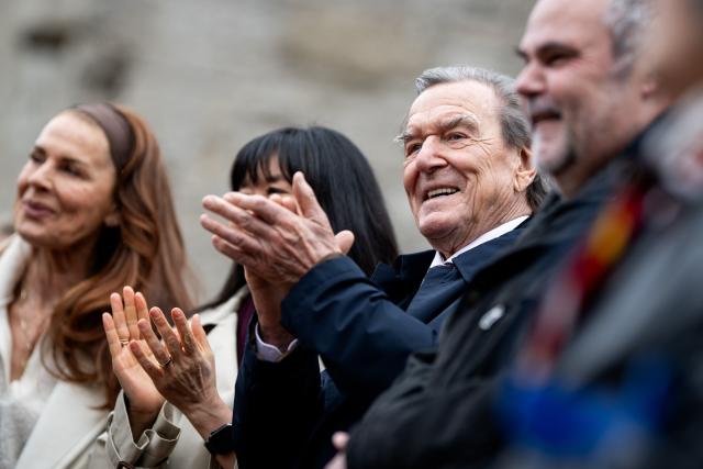 28 March 2026, Thuringia, Meiningen: Former German Chancellor Gerhard Schroeder attends the unveiling of a two-meter-tall statue of Duke Georg II of Saxe-Meiningen, known as the "Theater Duke", which created by the painter, sculptor, and poet Markus Luepertz. Photo: Jacob Schröter/dpa