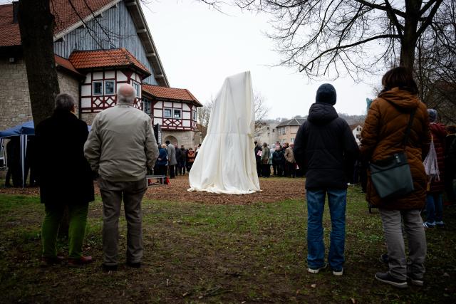 28 March 2026, Thuringia, Meiningen: A two-meter-tall statue of Georg II, Duke of Saxe-Meiningen, which created by the painter, sculptor, and poet Markus Luepertz covered before the unveiling. Photo: Jacob Schröter/dpa