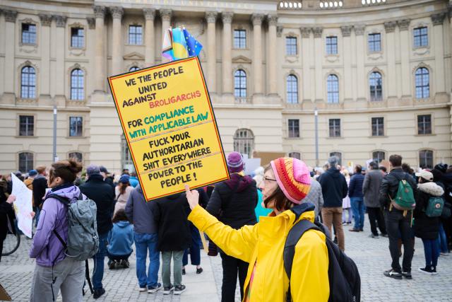 28 March 2026, Berlin: People demonstrate under the slogan 'No Kings' on Bebelplatz during a protest against the Trump administration. Protests against President Donald Trump's policies are taking place in Germany as well as in many US cities and other locations worldwide. Photo: Annette Riedl/dpa