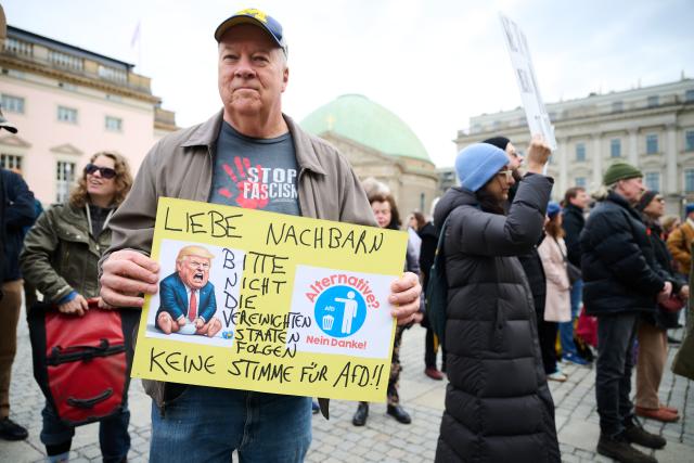 28 March 2026, Berlin: People demonstrate under the slogan 'No Kings' on Bebelplatz during a protest against the Trump administration. Protests against President Donald Trump's policies are taking place in Germany as well as in many US cities and other locations worldwide. Photo: Annette Riedl/dpa