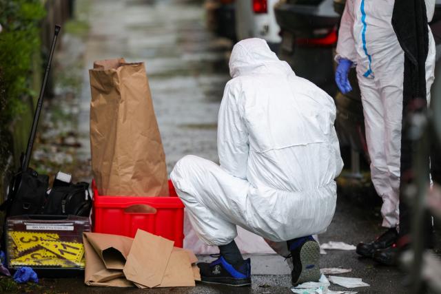 28 March 2026, North Rhine-Westphalia, Witten: Forensic investigators secure evidence in large paper bags following a knife attack. Photo: Christoph Reichwein/dpa
