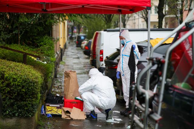 28 March 2026, North Rhine-Westphalia, Witten: Forensic investigators secure evidence in large paper bags following a knife attack. Photo: Christoph Reichwein/dpa