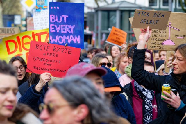 28 March 2026, North Rhine-Westphalia, Cologne: Several hundred people take part in a demonstration 'Against Patriarchal Violence.' Photo: Henning Kaiser/dpa
