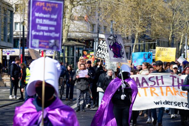 28 March 2026, North Rhine-Westphalia, Cologne: Several hundred people take part in a demonstration 'Against Patriarchal Violence.' Photo: Henning Kaiser/dpa