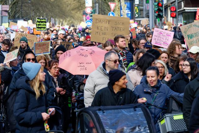 28 March 2026, North Rhine-Westphalia, Cologne: Several hundred people take part in a demonstration 'Against Patriarchal Violence.' Photo: Henning Kaiser/dpa