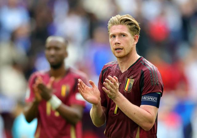 FILED - 01 July 2024, North Rhine-Westphalia, Duesseldorf: Belgium's Kevin De Bruyne applauds the fans after the UEFA Euro 2024 round of 16 football match between France and Belgium at the Düsseldorf Arena. Photo: Rolf Vennenbernd/dpa