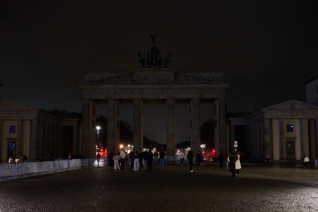 28 March 2026, Berlin: The Brandenburg Gate stands unlit during Earth Hour. The global campaign, organized by the environmental group WWF, sees lights switched off for one hour from 20:30 local time to raise awareness of climate and environmental protection. Photo: Annette Riedl/dpa