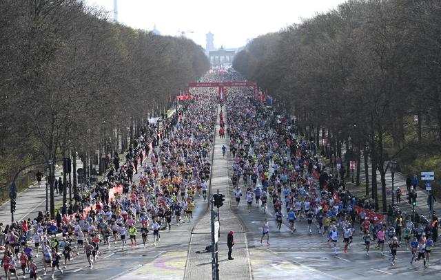 29 March 2026, Berlin: Runners start the Berlin Half Marathon on the 17th of June Street. Photo: Markus Lenhardt/dpa