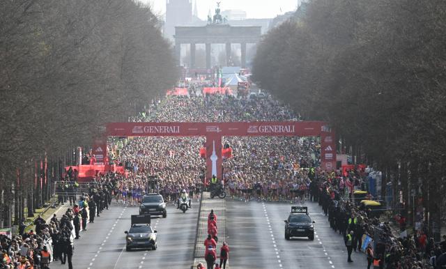 29 March 2026, Berlin: Runners start the Berlin Half Marathon on the 17th of June Street. Photo: Markus Lenhardt/dpa