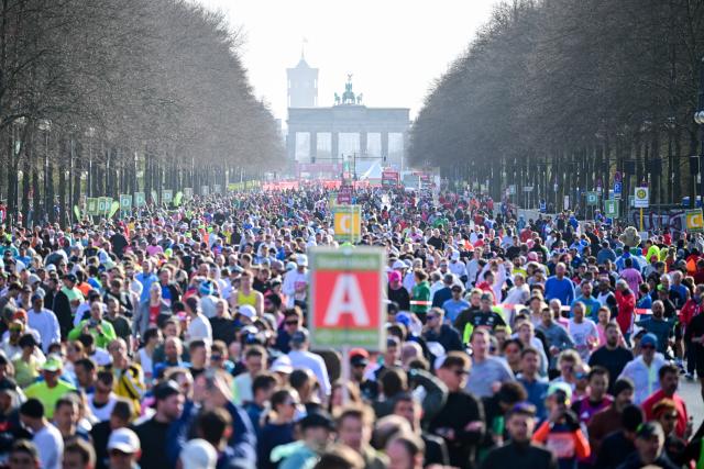 29 March 2026, Berlin: Runners stand before the start of the Berlin half marathon on Berlin's 17th of June Street. Photo: Sebastian Christoph Gollnow/dpa