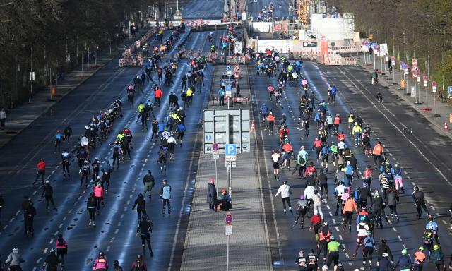 29 March 2026, Berlin: The inline skaters ride in the Berlin half marathon on Berlin's 17th of June Street. Photo: Markus Lenhardt/dpa