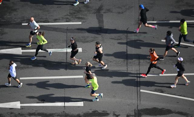 29 March 2026, Berlin: Runners start the Berlin Half Marathon on the 17th of June Street. Photo: Markus Lenhardt/dpa