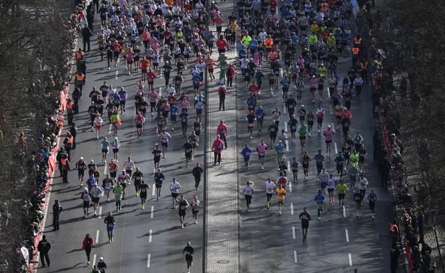 29 March 2026, Berlin: Runners start the Berlin Half Marathon on the 17th of June Street. Photo: Markus Lenhardt/dpa