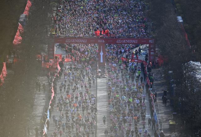 29 March 2026, Berlin: Runners start the Berlin Half Marathon on the 17th of June Street. Photo: Markus Lenhardt/dpa