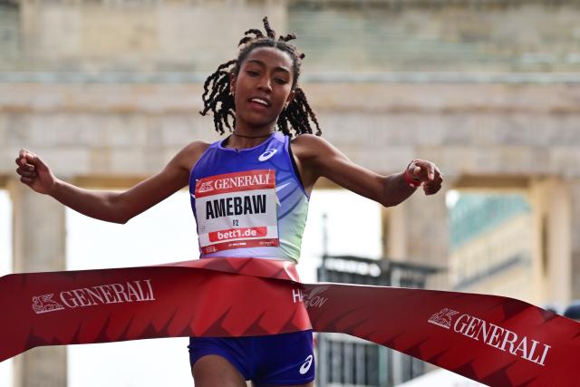 29 March 2026, Berlin: Likina Amebaw crosses the finish line during the Berlin Half Marathon. Photo: Sebastian Christoph Gollnow/dpa