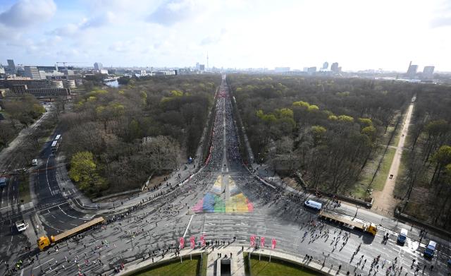 29 March 2026, Berlin: Runners start the Berlin Half Marathon on the 17th of June Street. Photo: Markus Lenhardt/dpa