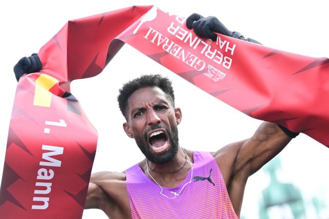 29 March 2026, Berlin: Amanal Petros celebrates finishing third and fastest German during the Berlin Half Marathon. Photo: Sebastian Christoph Gollnow/dpa