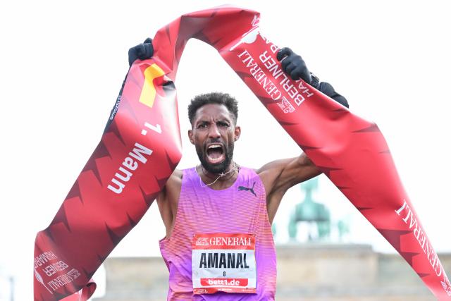 29 March 2026, Berlin: Amanal Petros celebrates finishing third and fastest German during the Berlin Half Marathon. Photo: Sebastian Christoph Gollnow/dpa