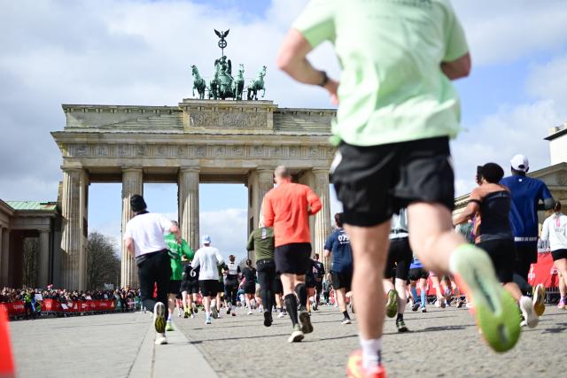 29 March 2026, Berlin: Runners race towards the Brandenburg Gate during the Berlin Half Marathon. Photo: Sebastian Christoph Gollnow/dpa