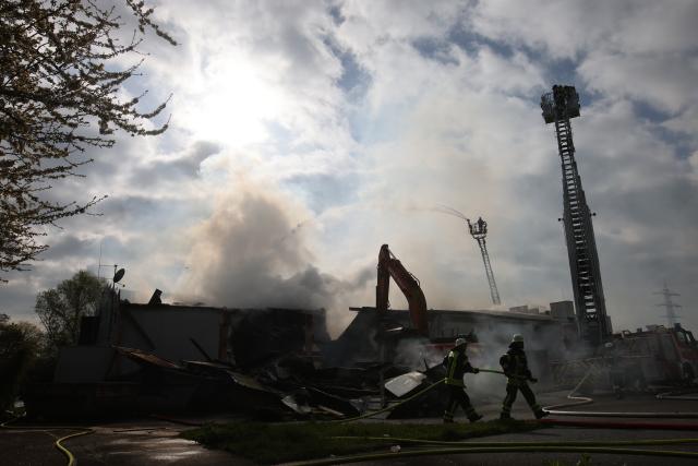 29 March 2026, Kehl: The fire department extinguishes a fire in a club in Kehl. Photo: Philipp von Ditfurth/dpa
